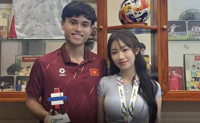 Đại diện dịch vụ khách hàng thân thiện đang đeo tai nghe, ngồi trong một môi trường làm việc sáng sủa và chuyên nghiệp, biểu tượng bong bóng trò chuyện.